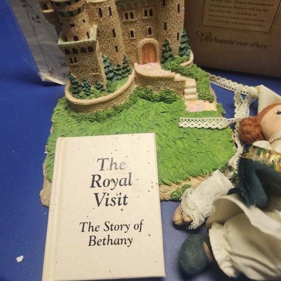 RARE Once Upon A Time The Royal Visit Story of Bethany , tall statue, book, doll - Picture 4 of 8